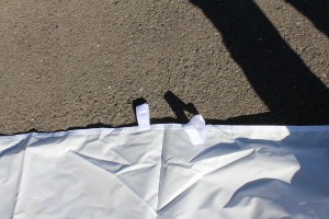 横幕の上にはテントに固定するためのマジックテープがついています。