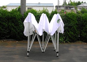上州物産のワンタッチテントは、部品が一体化しているので広げて留めるだけ！天幕も最初からセットされています！