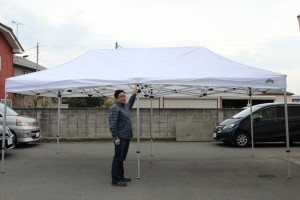 天幕のタレ部分を洗濯バサミ等で留めると左右に傾斜がついて『雨どい』代わりになります